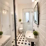 Square Apartment *